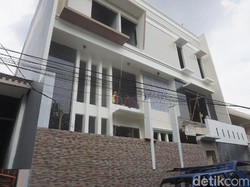 Tak Sesuai IMB, Lantai 4 Rumah Mewah di Jelambar Dirobohkan