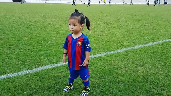 Potret Menggemaskan Anak-anak Pakai Jersey Barcelona FC