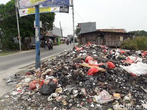 Bau! Sampah Berserakan di Pinggir Jalan di Bekasi