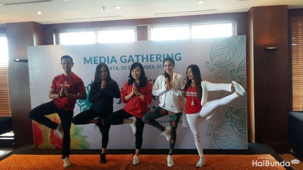 Yoga Beri Banyak Manfaat pada Sandra Dewi Saat Jadi Ibu