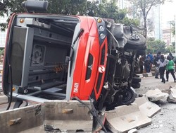 Bus Metrotrans Terguling di Jl Gatot Subroto