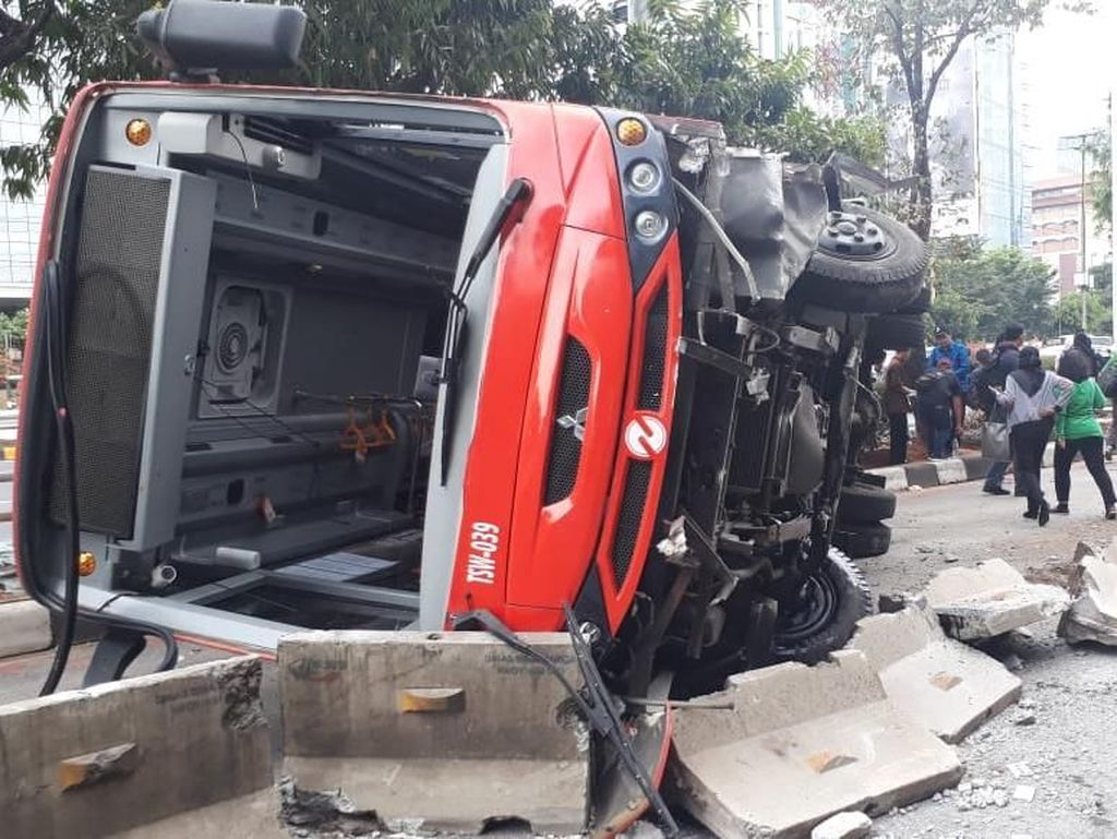 Polisi Amankan Sopir Minitrans yang Terguling di Jl Gatot Subroto Polisi Amankan Sopir Minitrans yang Terguling di Jl Gatot Subroto