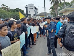Mahasiswa Jember Demo Tolak Izin Pertambangan di Blok Silo