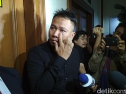 Vicky Prasetyo Dijenguk Model Seksi Saat Sakit, Siapa Tuh?