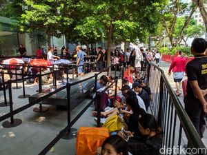 Antre Sore Ini untuk Beli iPhone XS Besok Pagi Antre Sore Ini untuk Beli iPhone XS Besok Pagi