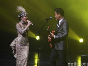 Rendy Pandugo Gantikan Anang Duet Bareng Syahrini Rendy Pandugo Gantikan Anang Duet Bareng Syahrini