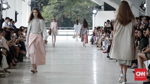 Peragaan busana koleksi Spring/Summer 2019 Sapto Djojokartiko.