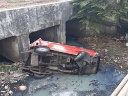 Disenggol Bus, Angkot Nyungsep ke Saluran Air di Cakung