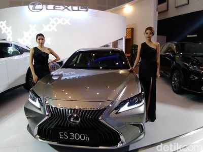 SPG Cantik di GIIAS Surabaya