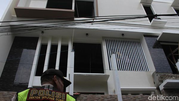 Tak Sesuai IMB, Rumah di Jakbar Ditertibkan