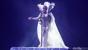 Syahrini Berkilauan di Konser Tunggal