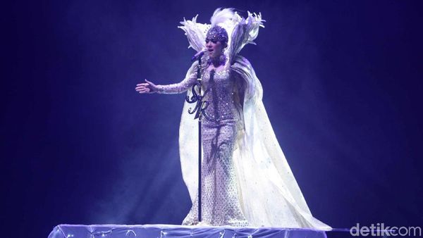 Syahrini Berkilauan di Konser Tunggal