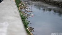 Potret Sampah di Pinggiran Ciliwung Saat Surut