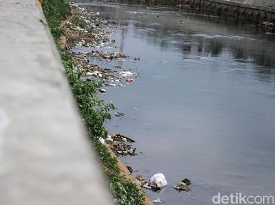 Potret Sampah di Pinggiran Ciliwung Saat Surut