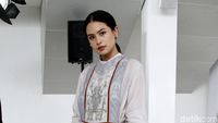 Foto: Adu Gaya Selebriti di Fashion Show Sapto Djojokartiko