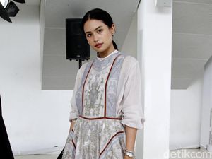 Foto: Adu Gaya Selebriti di Fashion Show Sapto Djojokartiko