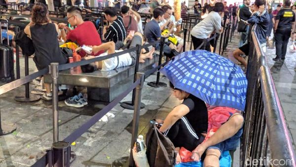 Penampakan Pengantre iPhone Menginap, Tak Gentar Hujan Deras