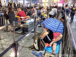 Hujan Deras Tak Surutkan Semangat Pengantre iPhone di Singapura