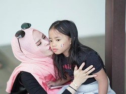 Untaian Doa Angel Lelga untuk Putri Bungsunya