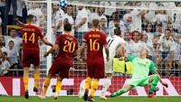 Madrid terus menebar ancaman ke gawang Roma. Di awal babak kedua, sepakan Gareth Bale membentur mistar gawang. Foto: Paul Hanna/Reuters