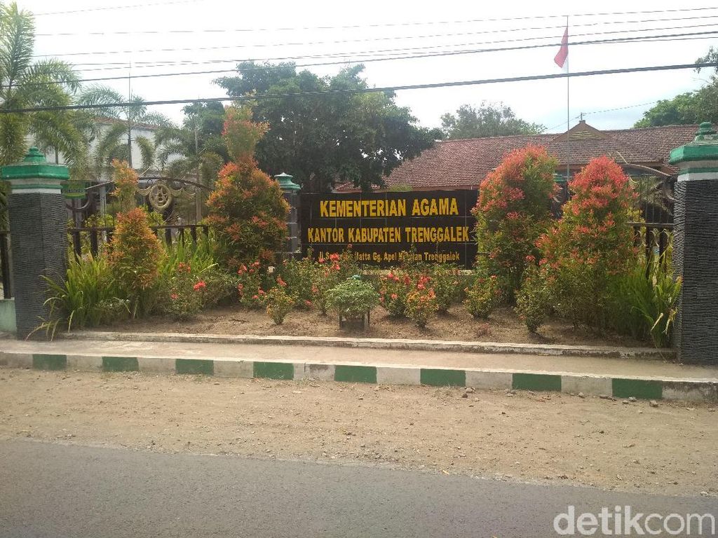 Meski KUA Gratis, Warga Trenggalek Rela Bayar Demi Nikah di Rumah Meski KUA Gratis, Warga Trenggalek Rela Bayar Demi Nikah di Rumah