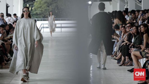 Peragaan busana koleksi Spring/Summer 2019 Sapto Djojokartiko.