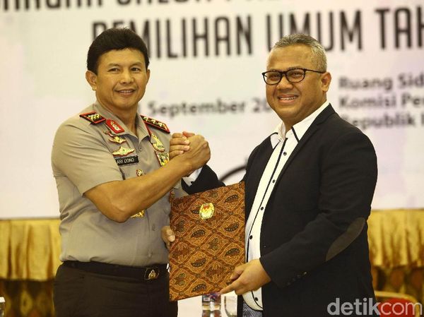 Momen KPU Tetapkan Prabowo dan Jokowi Capres 2019