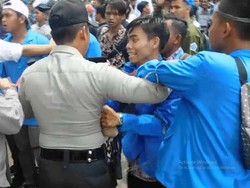 Zumi Zola Masih Digaji, Mahasiswa Demo Sampai Rusuh
