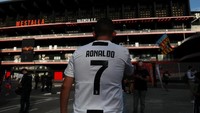 Fans Juventus menantikan aksi Cristiano Ronaldo di Mestalla Stadium saat menghadapi Valencia. (Sergio Perez/Reuters)