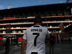 Fans Juventus menantikan aksi Cristiano Ronaldo di Mestalla Stadium saat menghadapi Valencia. (Sergio Perez/Reuters)