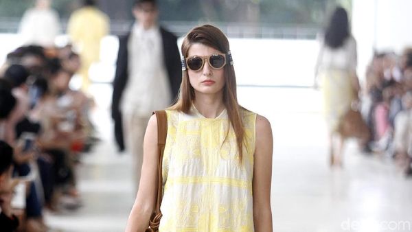 Foto: 25 Koleksi Busana Terbaru Sapto Djojokartiko, Futuristik Melankolis