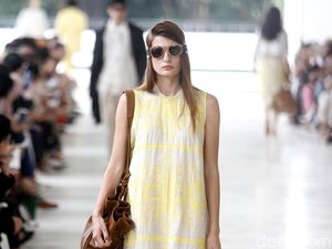 Foto: 25 Koleksi Busana Terbaru Sapto Djojokartiko, Futuristik Melankolis