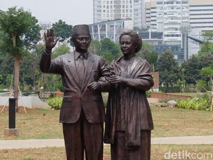 Potret Kesetiaan Ainun dan BJ Habibie di Hutan Kota GBK Potret Kesetiaan Ainun dan BJ Habibie di Hutan Kota GBK