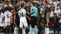 Para pemain Juventus tampak tak percaya dengan keputusan wasit Felix Brych tersebut. Mereka pun melakukan protes. (REUTERS/Sergio Perez)