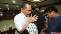 Tangis Keluarga Saat Bupati HST Nonaktif Dihukum 6 Tahun Penjara