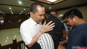 Tangis Keluarga Saat Bupati HST Nonaktif Dihukum 6 Tahun Penjara