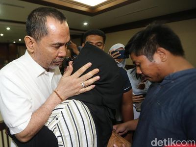 Tangis Keluarga Saat Bupati HST Nonaktif Dihukum 6 Tahun Penjara