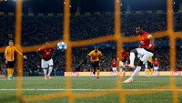 Pogba mencetak dua gol pertama MU yang salah satunya dari titik putih. Reuters/Matthew Childs.