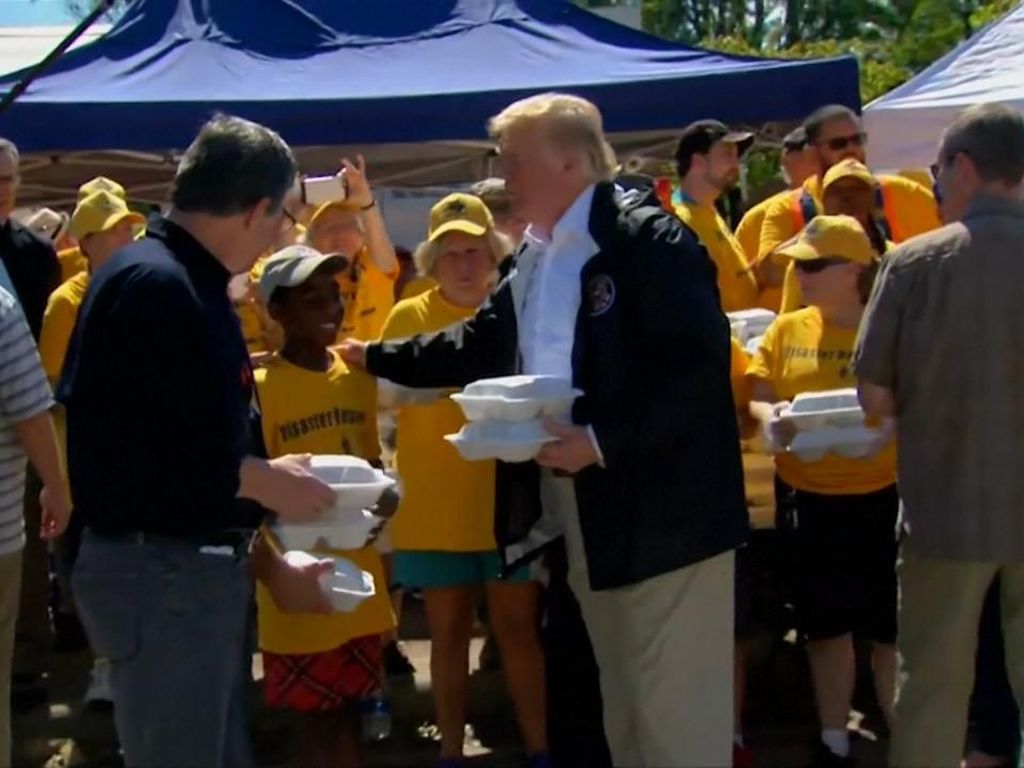 Trump Bagi-bagi Makanan ke Korban Badai Florence Trump Bagi-bagi Makanan ke Korban Badai Florence