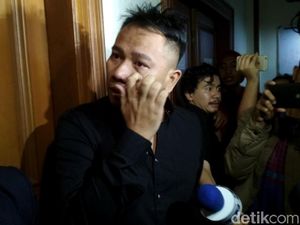 Sambil Berurai Air Mata Vicky Prasetyo Layangkan Gugatan Cerai Sambil Berurai Air Mata Vicky Prasetyo Layangkan Gugatan Cerai