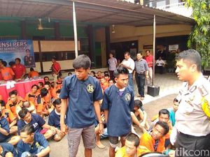 Puluhan Orang Diamankan dalam Operasi Sikat Semeru di Tanjung Perak Puluhan Orang Diamankan dalam Operasi Sikat Semeru di Tanjung Perak