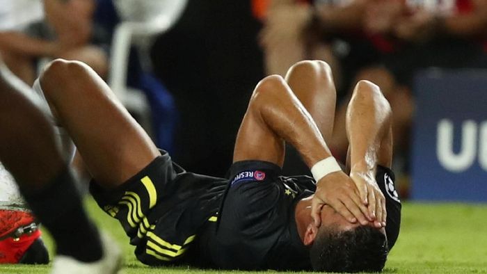 Cristiano Ronaldo mendapat kartu merah pertamanya di Liga Champions (REUTERS/Sergio Perez) Cristiano Ronaldo mendapat kartu merah pertamanya di Liga Champions (REUTERS/Sergio Perez)