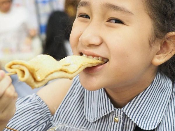 Gemasnya! Anak SD yang Doyan Makan Ini Bikin Ngiler Netizen