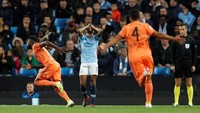 Maxwel Cornet merayakan gol disamping Fabian Delph yang menutupi mukanya. REUTERS/Darren Staples.
