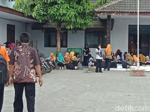 Tak Bisa Daftar CPNS, Ratusan Guru Honorer di Blitar Mogok Kerja