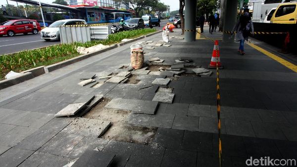 Trotoar Rusak di Depan Ratu Plaza Diperbaiki