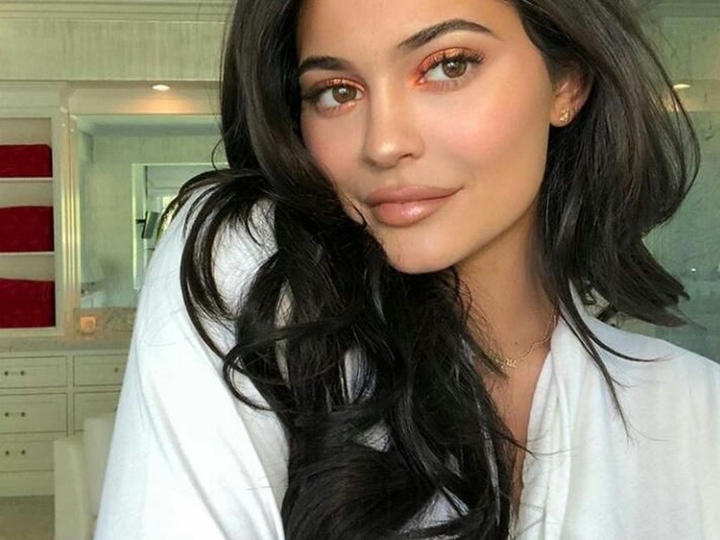 3 Bulan Tak Pakai Filler, Bibir Tipis Kylie Jenner Kini Tebal Lagi 3 Bulan Tak Pakai Filler, Bibir Tipis Kylie Jenner Kini Tebal Lagi