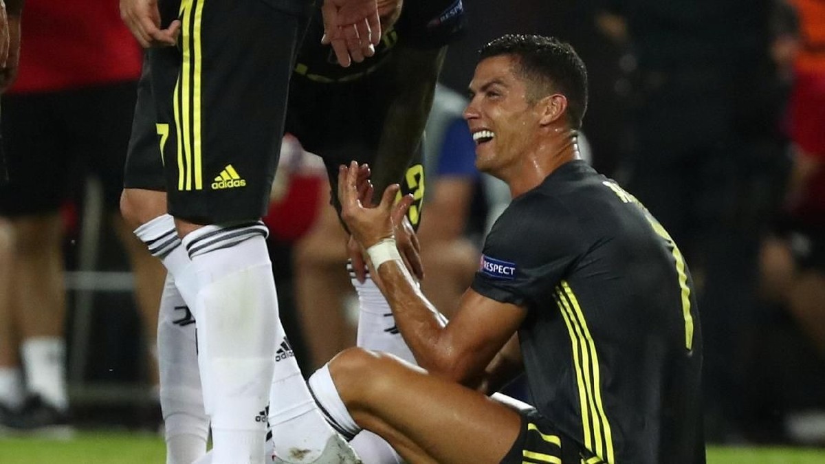 Cristiano Ronaldo mendapat kartu merah di laga kontra Valencia (Sergio Perez/Reuters)