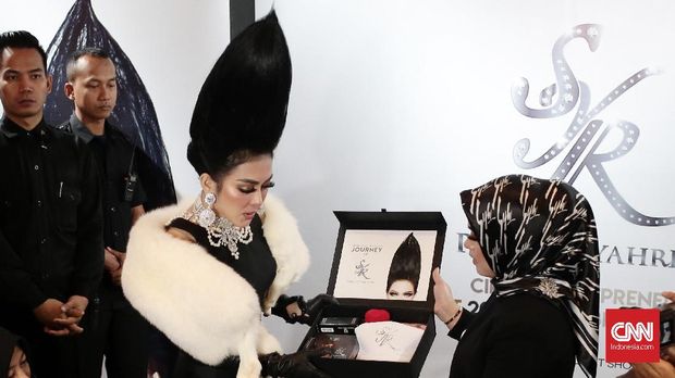 Syahrini memamerkan hadiah untuk pembeli tiket Rp25 juta.