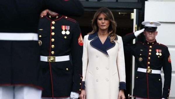 Melania Trump Pakai Mantel Gucci Rp 59 Juta yang Bikin Netizen Nyinyir